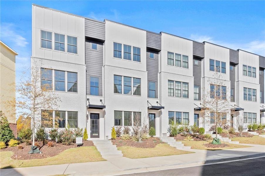 Condo located in Alpharetta, GA showcasing its design and architecture (Image 4).