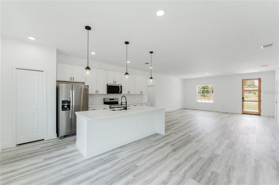 Spacious, unfurnished interior of a new home in , Ocala (Image 4).