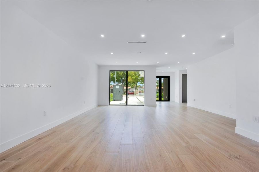 Spacious, unfurnished interior of a new home in , Hollywood (Image 20).