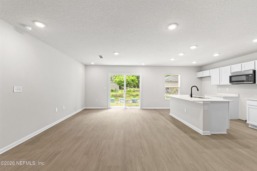 Spacious, unfurnished interior of a new home in , Jacksonville (Image 8).