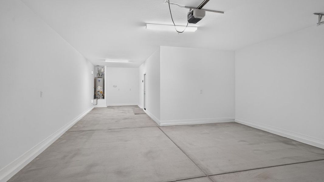 Spacious, unfurnished interior of a new home in Allen Ranches, Litchfield Park (Image 20).