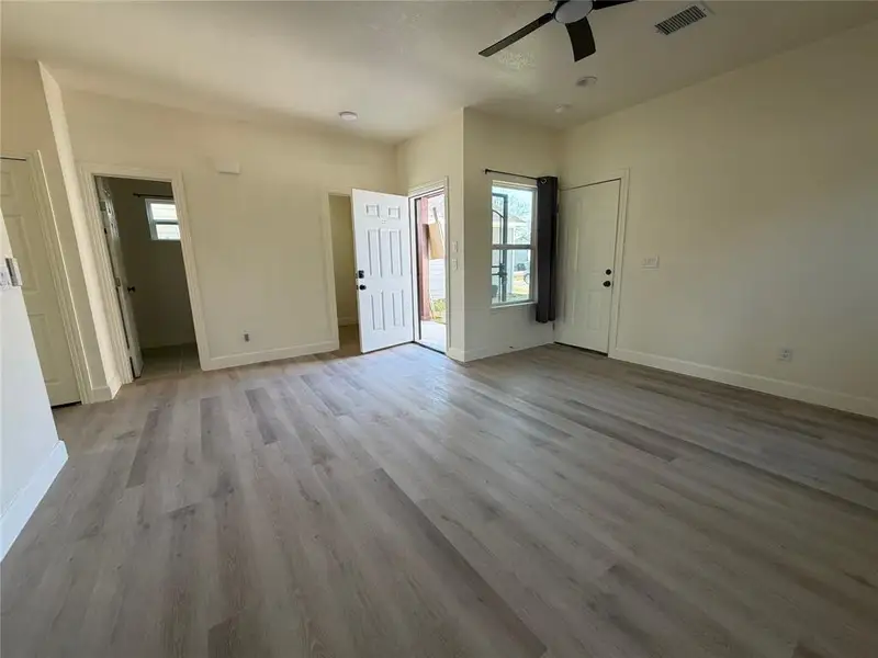 Spacious, unfurnished interior of a new home in , Dallas (Image 19).