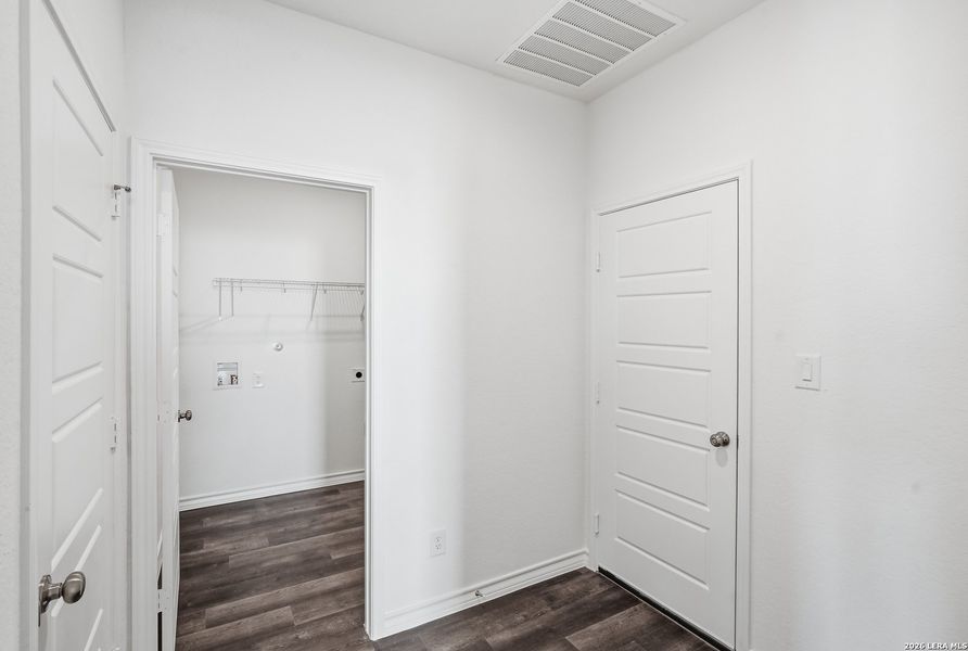 Spacious, unfurnished interior of a new home in Nopal Valley, San Antonio (Image 21).