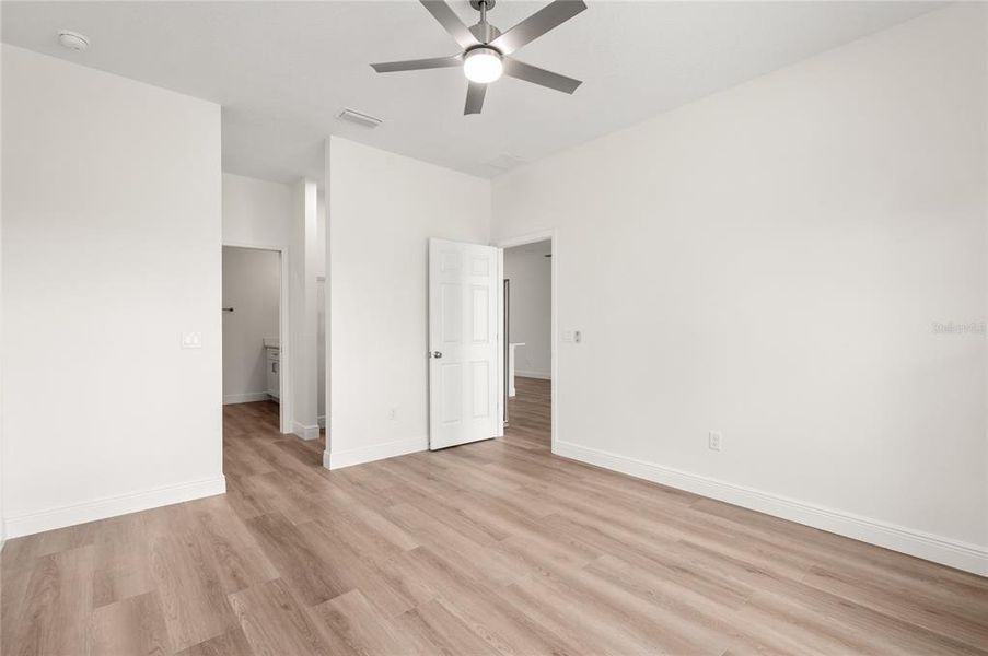 Spacious, unfurnished interior of a new home in , Osteen (Image 42).