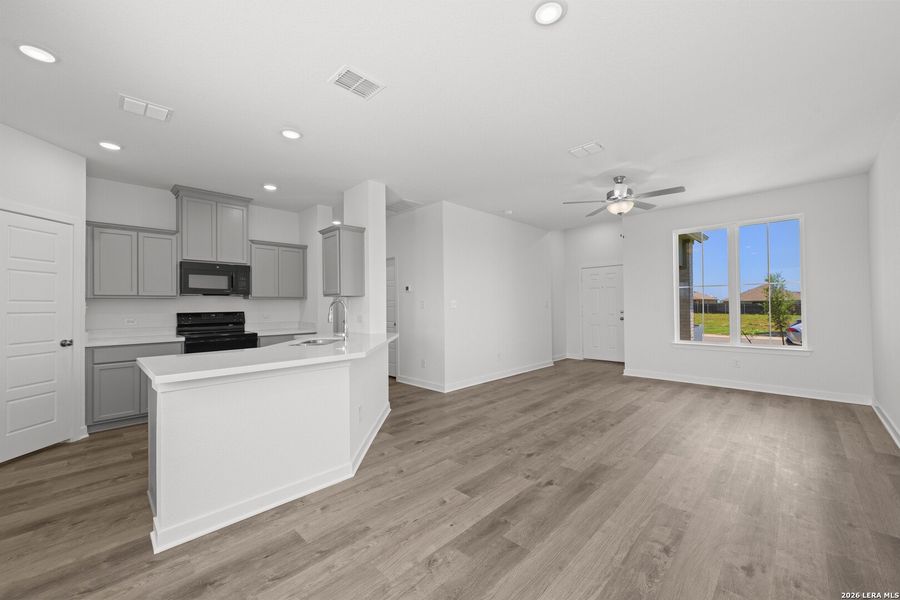 Spacious, unfurnished interior of a new home in Arroyo Ranch, Seguin (Image 11).