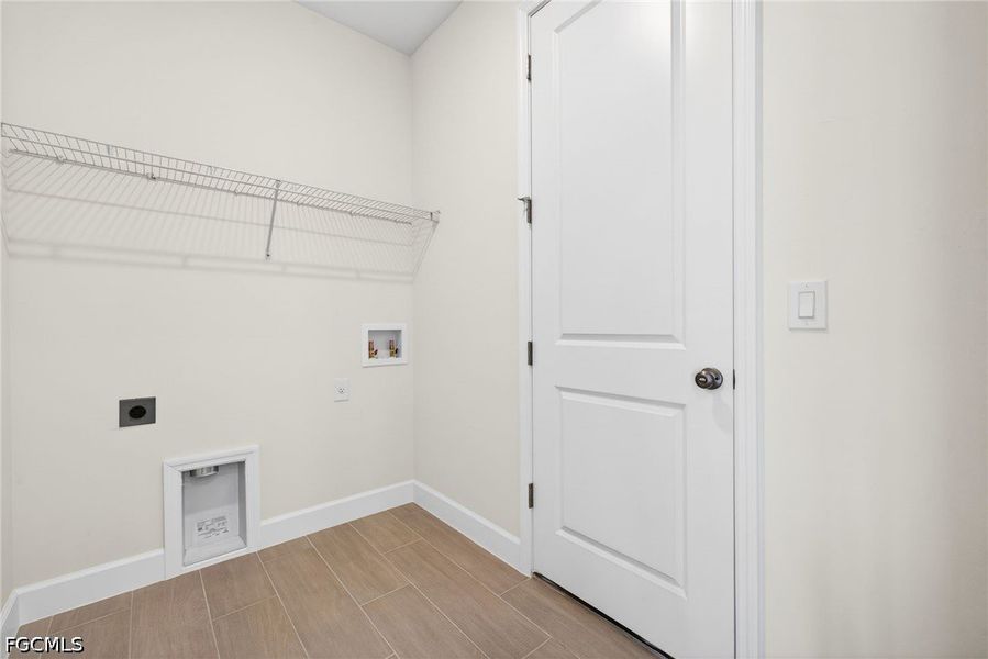 Spacious, unfurnished interior of a new home in Cape Coral, Cape Coral (Image 36).