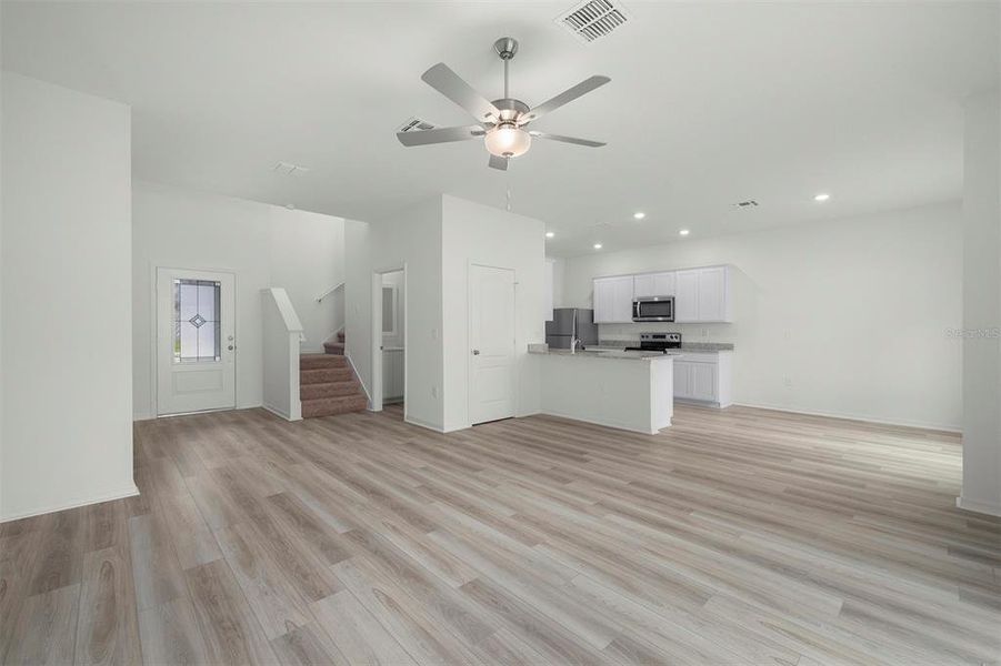 Spacious, unfurnished interior of a new home in Tula Parc, Astatula (Image 18).