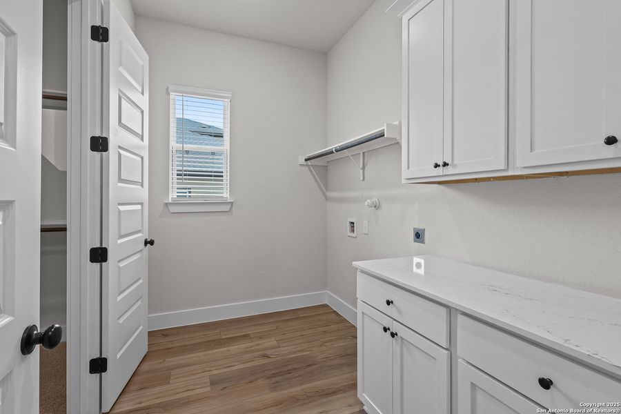 Furnished interior view inside a new home in Homestead, Schertz (Image 9).