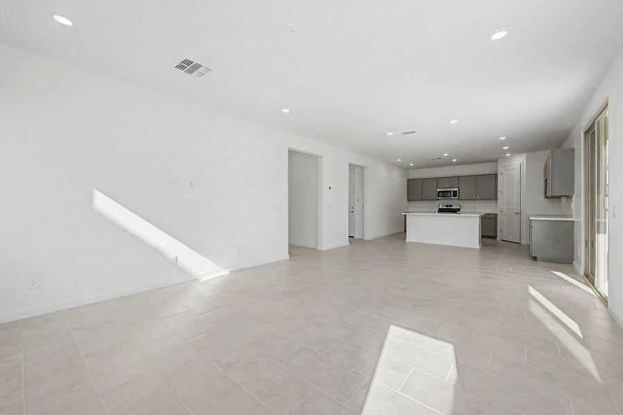 Spacious, unfurnished interior of a new home in Frontera, Surprise (Image 8).