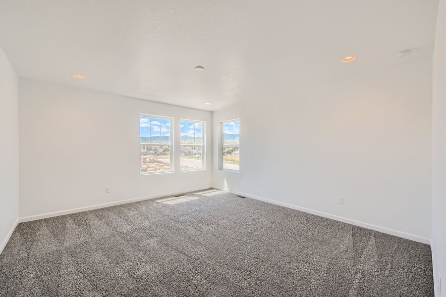 Spacious, unfurnished interior of a new home in The Aurora Highlands, Aurora (Image 21).