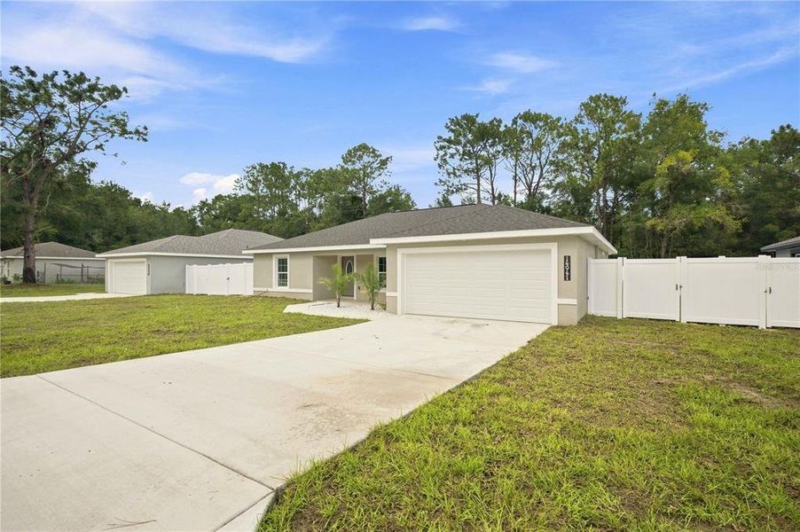Exterior details and patio area of a home in , Ocala (Image 2). Exterior details and patio area of a home in , Ocala (Image 2).