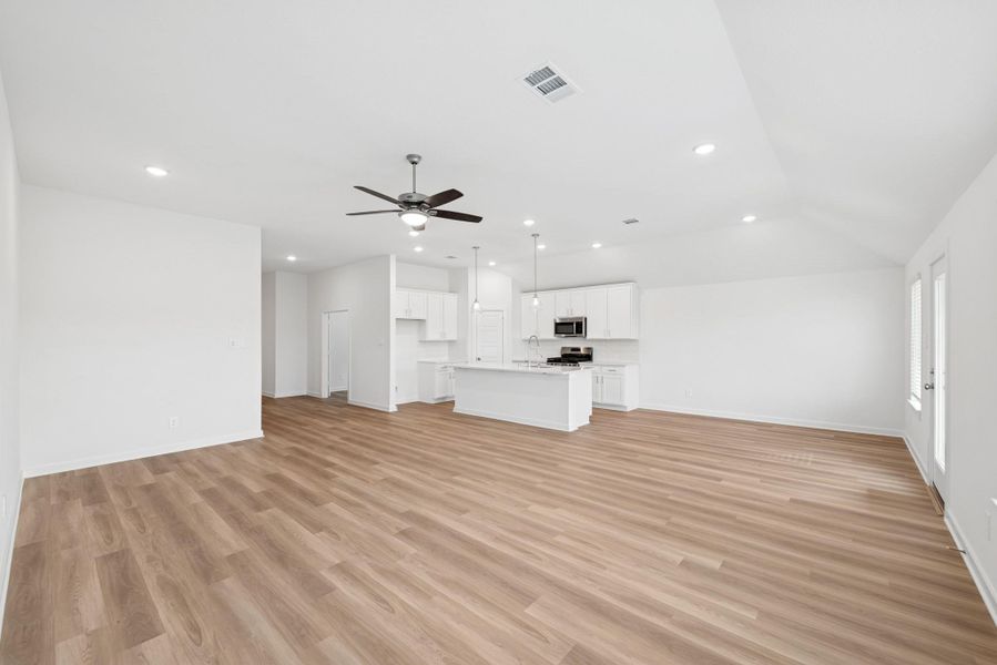 Spacious, unfurnished interior of a new home in Moran Ranch, Willis (Image 15).