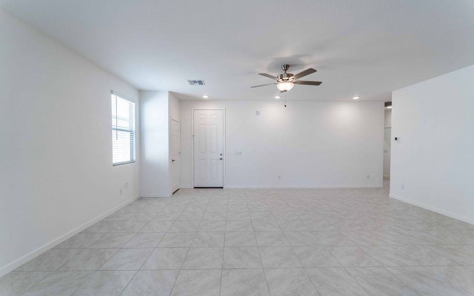 Spacious, unfurnished interior of a new home in Rancho Santa Rosa, Maricopa (Image 16).