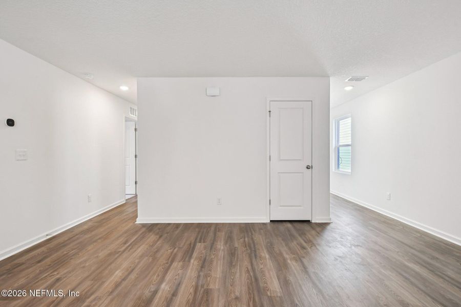 Spacious, unfurnished interior of a new home in Kings Landing, Jacksonville (Image 12).