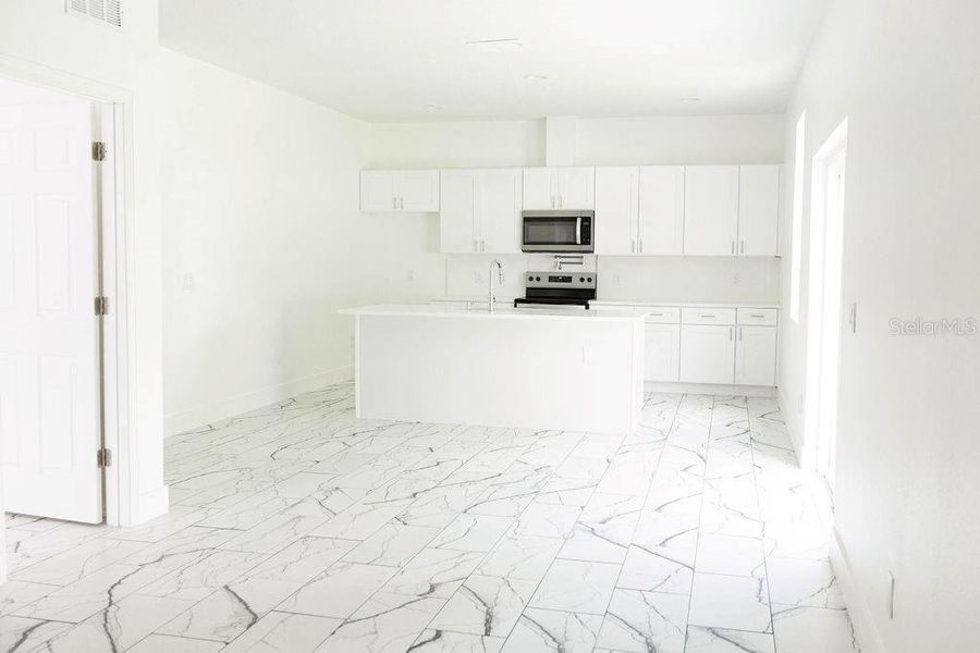 Spacious, unfurnished interior of a new home in , Apopka (Image 10).