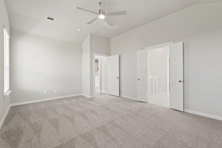 Spacious, unfurnished interior of a new home in Briarwood Crossing, Rosenberg (Image 13).