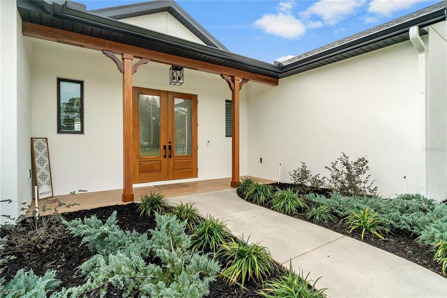 Exterior details and patio area of a home in , Tavares (Image 29).