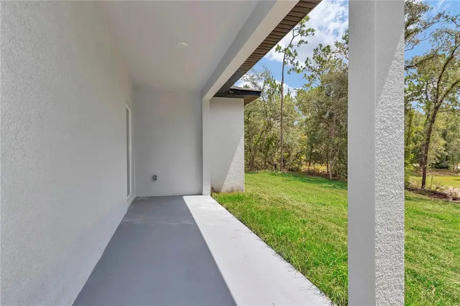 Exterior details and patio area of a home in , Citrus Springs (Image 3).