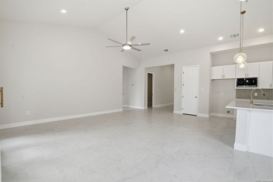 Spacious, unfurnished interior of a new home in , San Antonio (Image 11).