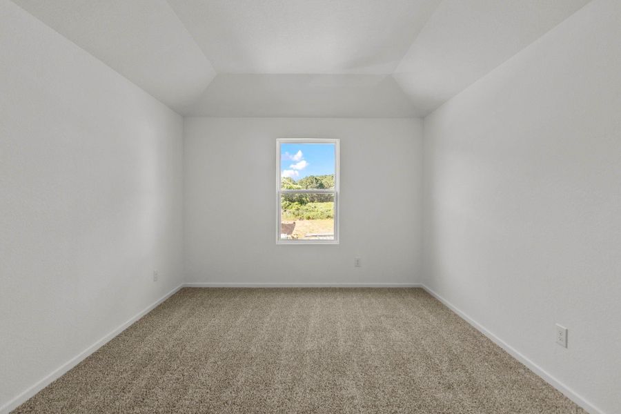 Spacious, unfurnished interior of a new home in Lake Conroe Cove, Willis (Image 24).