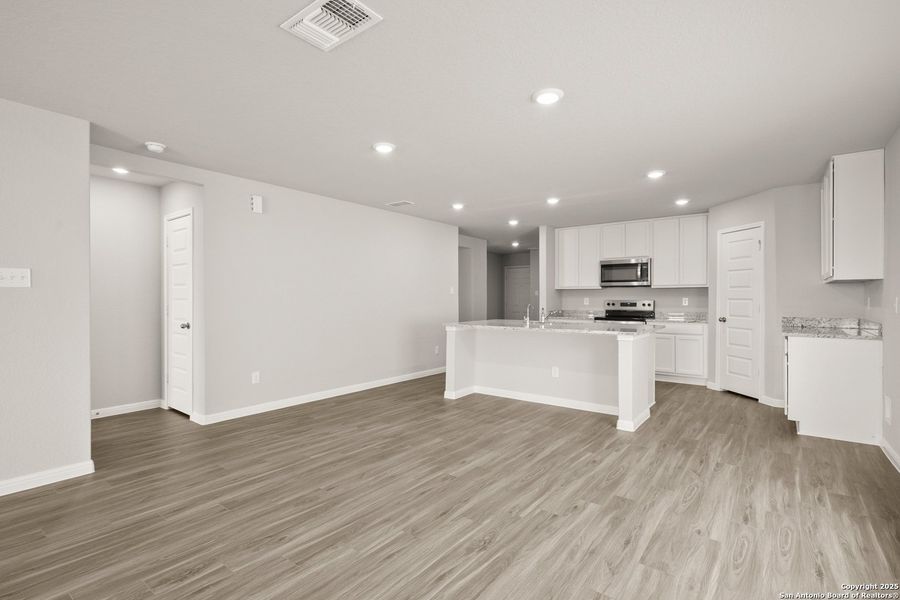 Spacious, unfurnished interior of a new home in Cinco Lakes, San Antonio (Image 12).