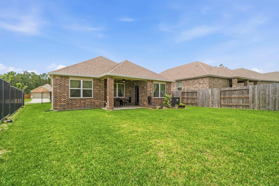 Exterior details and patio area of a home in Wedgewood Forest, Conroe (Image 24).