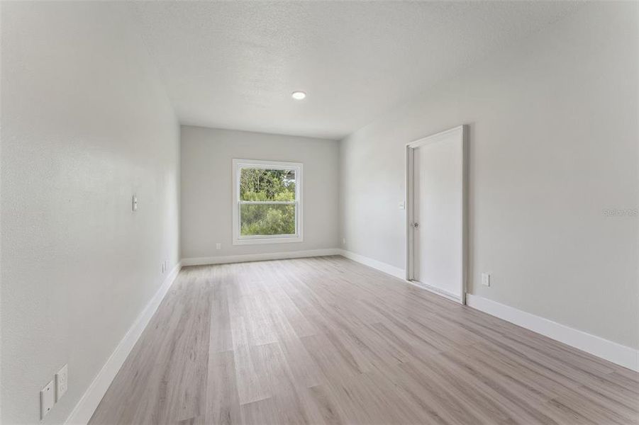Spacious, unfurnished interior of a new home in , Orlando (Image 38).