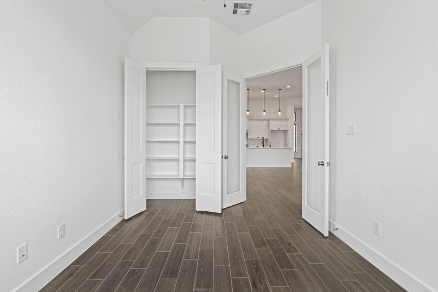 Spacious, unfurnished interior of a new home in Meridiana, Iowa Colony (Image 13).