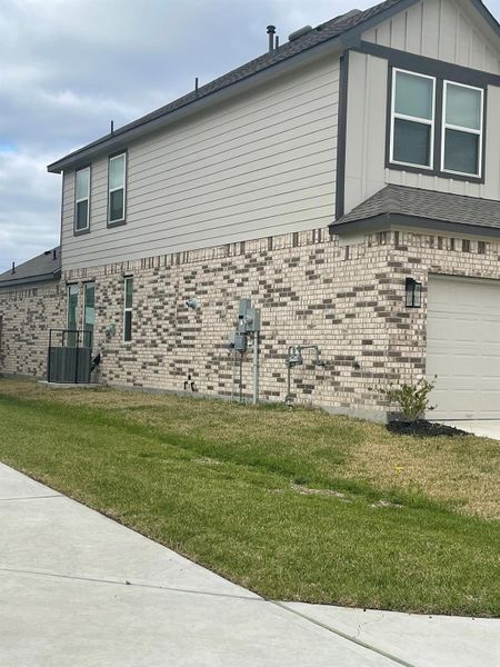 Front exterior of a new home in Huntington Place, Rosharon, TX, highlighting curb appeal (Image 15).