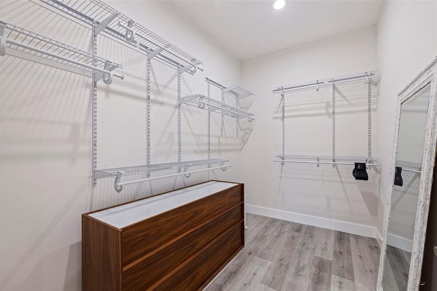 Big walk-in closet Big walk-in closet