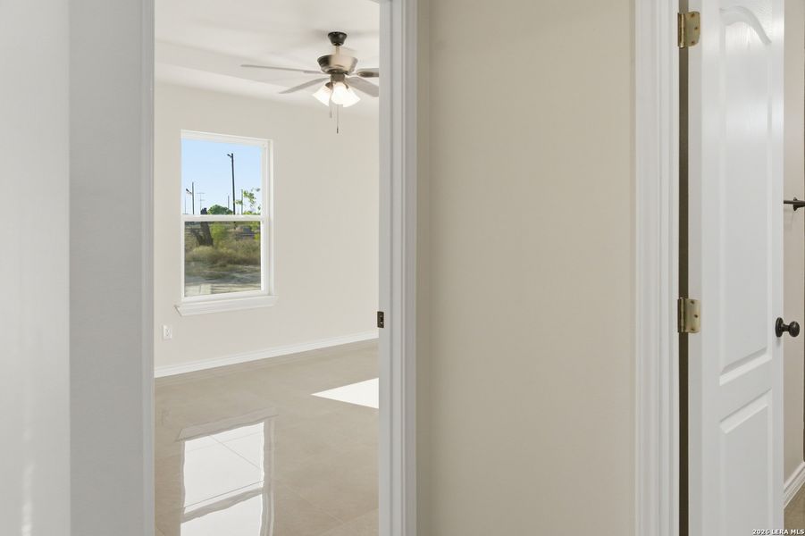 Spacious, unfurnished interior of a new home in , Eagle Pass (Image 9).
