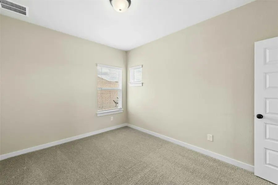 Spacious, unfurnished interior of a new home in East View Farms, Georgetown (Image 25).