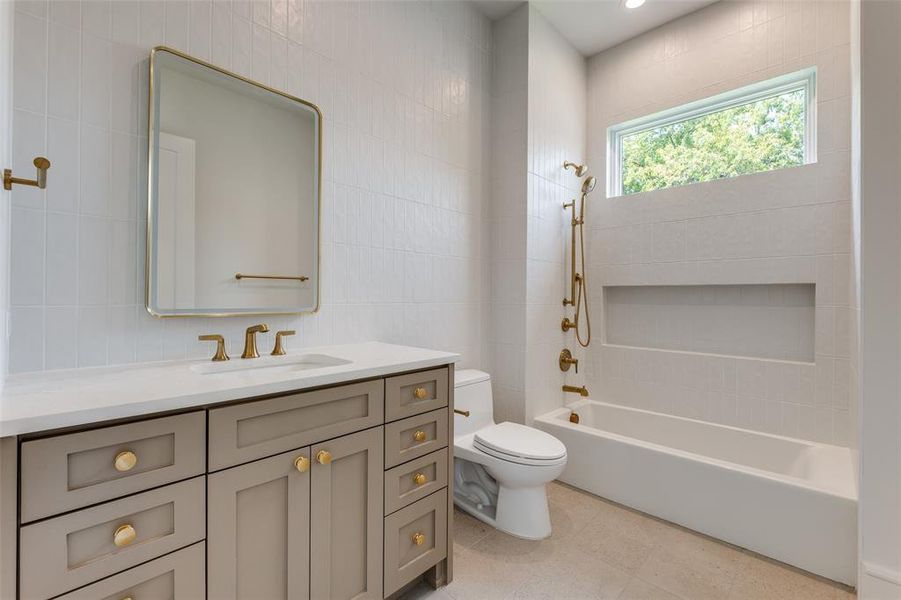 Furnished interior view inside a new home in , Dallas (Image 30).