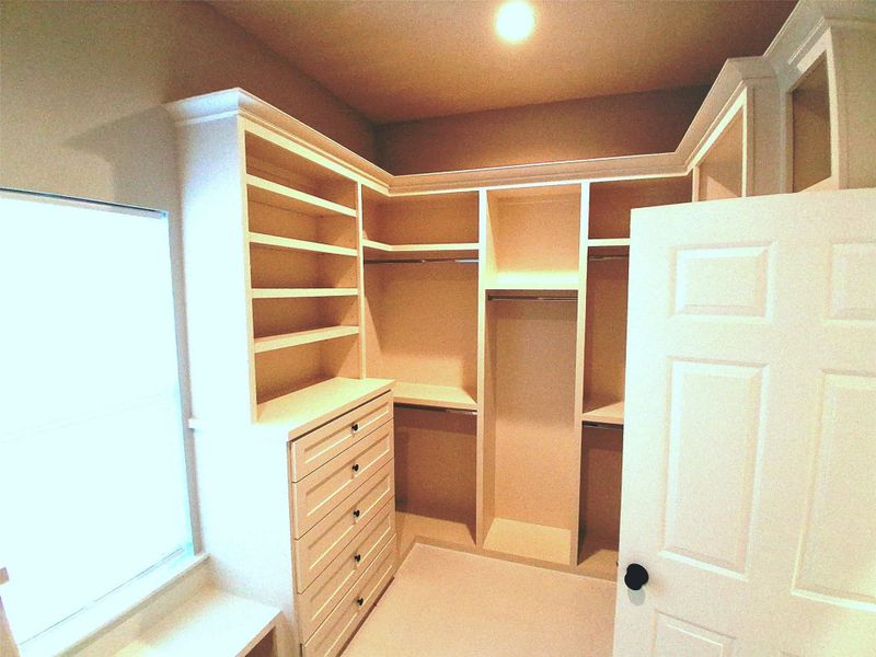 wALKING CLOSET AT RIGTH wALKING CLOSET AT RIGTH