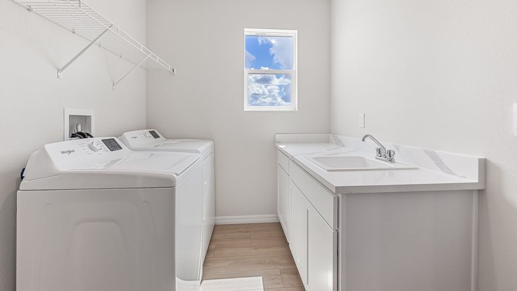 Representative interior finishes for a home built from the Holden by D.R. Horton in Seaire, Parrish (Image 21).