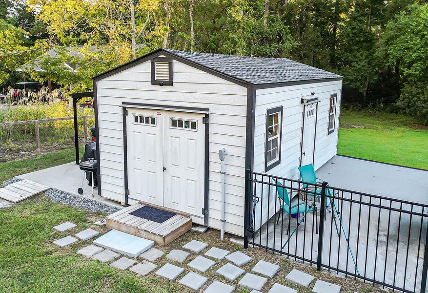 Exterior details and patio area of a home in , Bonneau (Image 1).