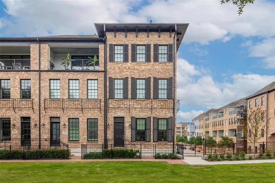 Condo located in Addison, TX showcasing its design and architecture (Image 3).