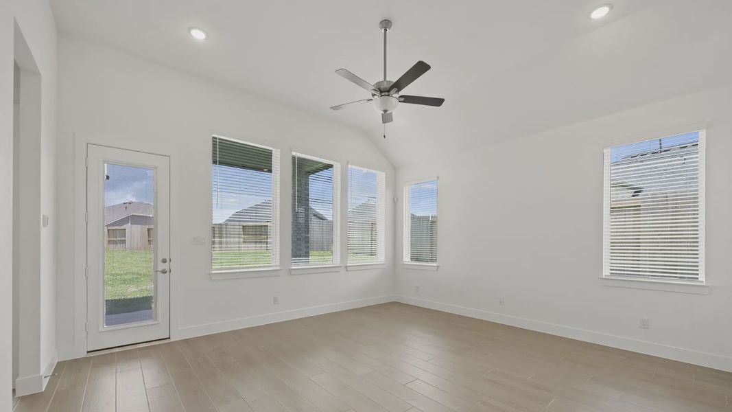Spacious, unfurnished interior of a new home in Sienna 45', Missouri City (Image 25).