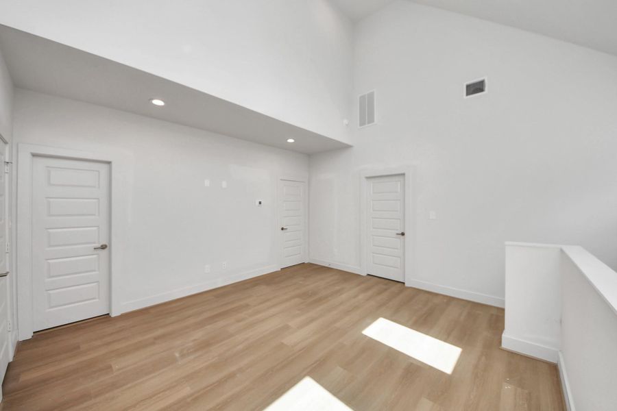 Spacious, unfurnished interior of a new home in Alicante, Houston (Image 19).