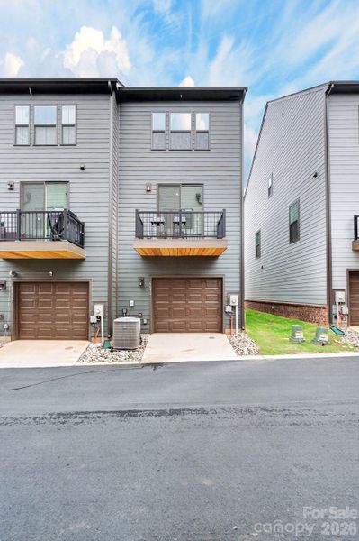Exterior details and patio area of a home in Southrail Station, Charlotte (Image 24).
