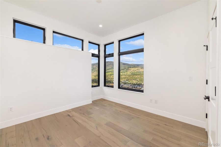 Spacious, unfurnished interior of a new home in , Silverthorne (Image 28).