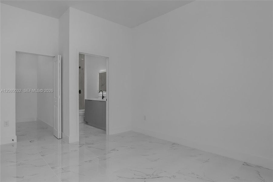 Spacious, unfurnished interior of a new home in , Cape Coral (Image 15).