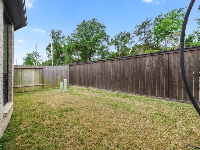 Exterior details and patio area of a home in Ellerden, Tomball (Image 21).
