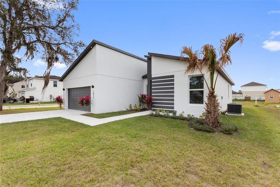 Front exterior of a new home in , Kissimmee, FL, highlighting curb appeal (Image 18).