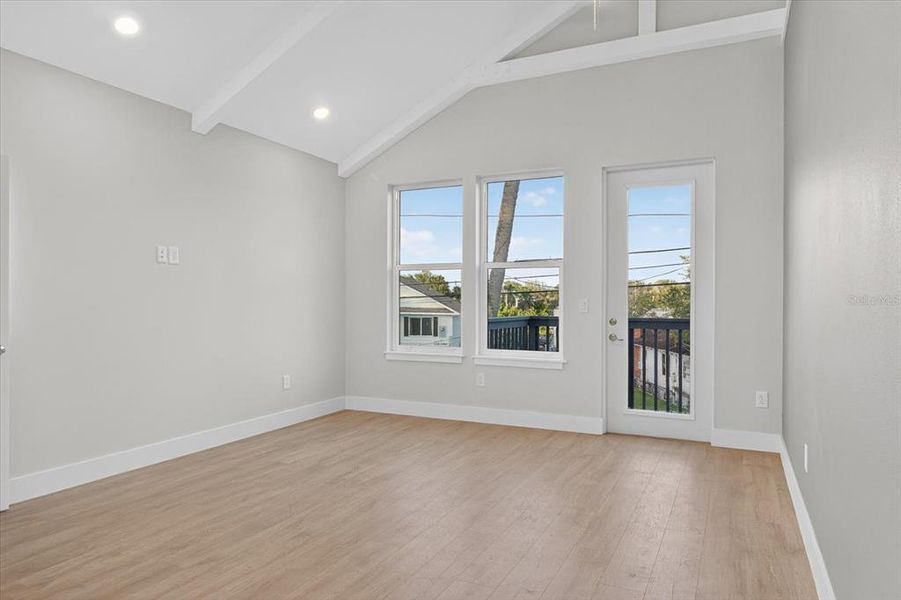 Spacious, unfurnished interior of a new home in , Tarpon Springs (Image 66).