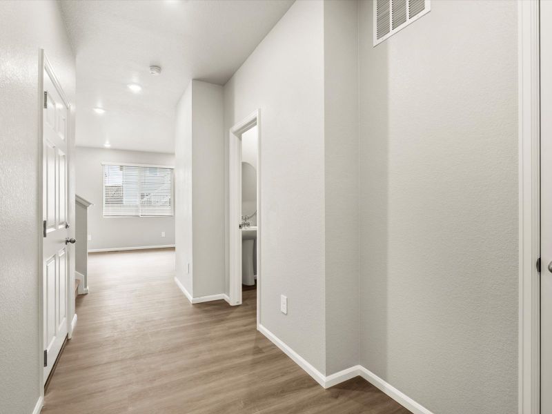 Spacious, unfurnished interior of a new home in Lake Bluff, Greeley (Image 10).