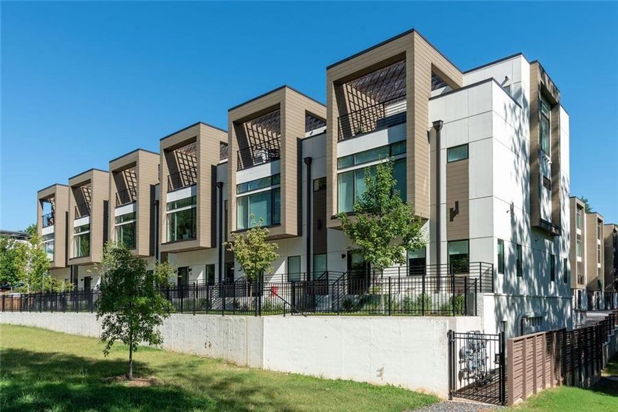 Condo located in Atlanta, GA showcasing its design and architecture (Image 34).