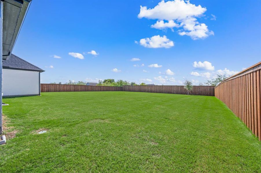 Exterior details and patio area of a home in NorthGlen, Haslet (Image 25).