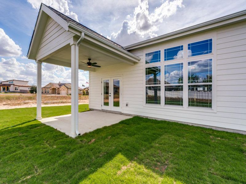 Exterior details and patio area of a home in Las Palomas Country Club Estates, La Vernia (Image 3).