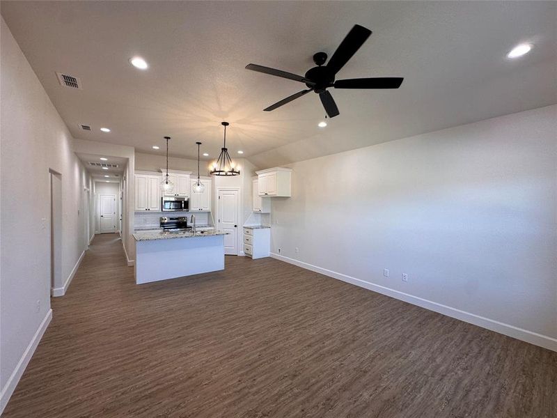 Spacious, unfurnished interior of a new home in , Abilene (Image 9).